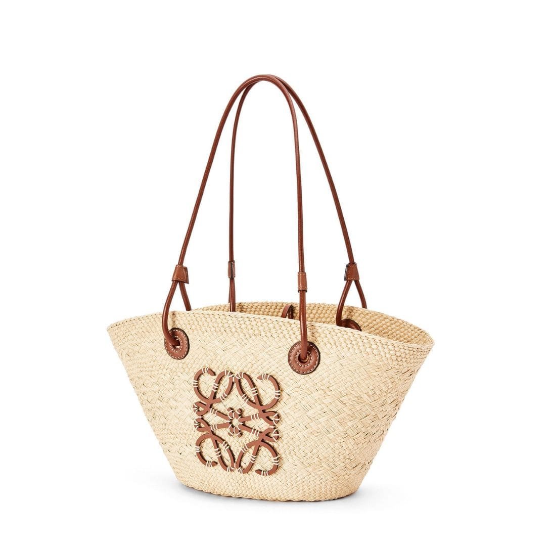 LOEWE SMALL ANAGRAM BASKET BAG IN IRACA PALM AND CALFSKIN - Image 2