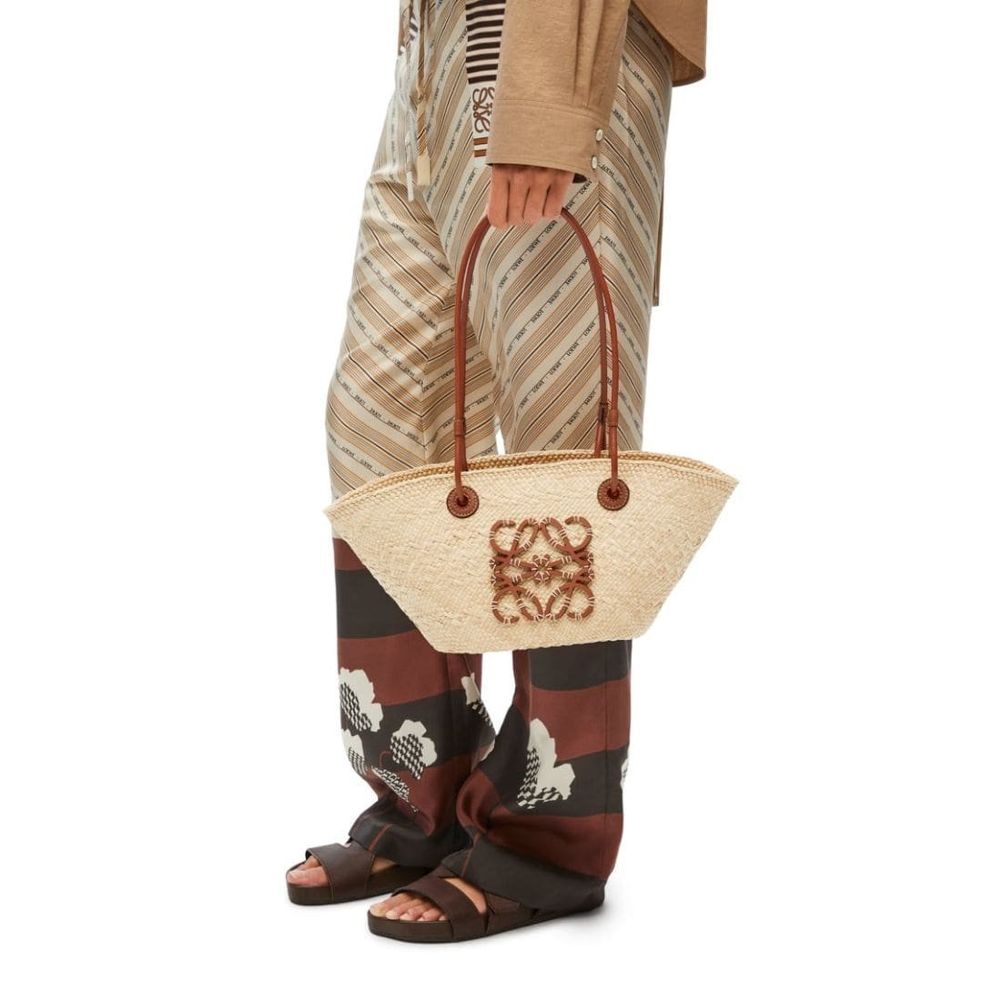 LOEWE SMALL ANAGRAM BASKET BAG IN IRACA PALM AND CALFSKIN - Image 6