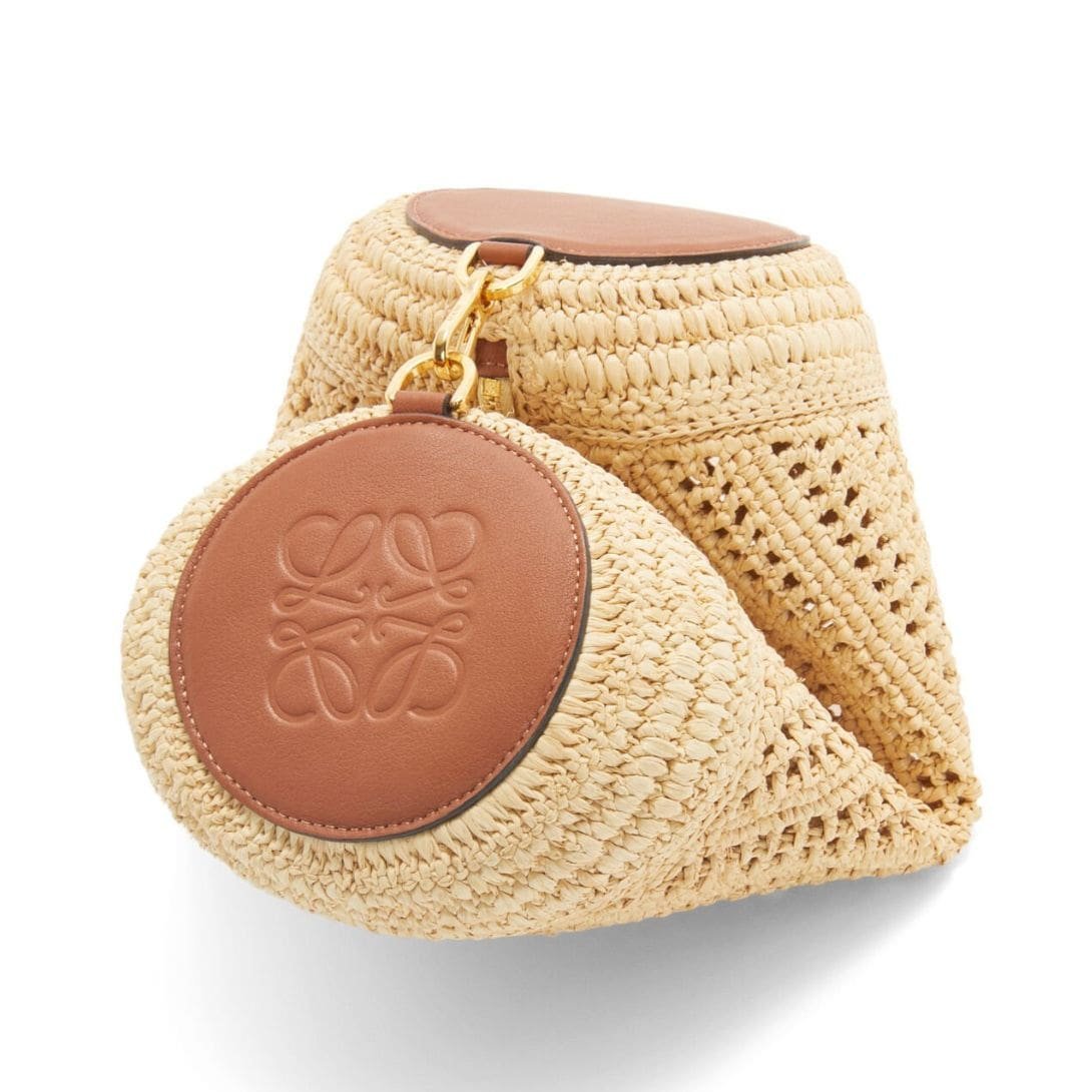 LOEWE LARGE BRACELET CLUTCH BAG IN RAFFIA AND CALFSKIN - Image 5