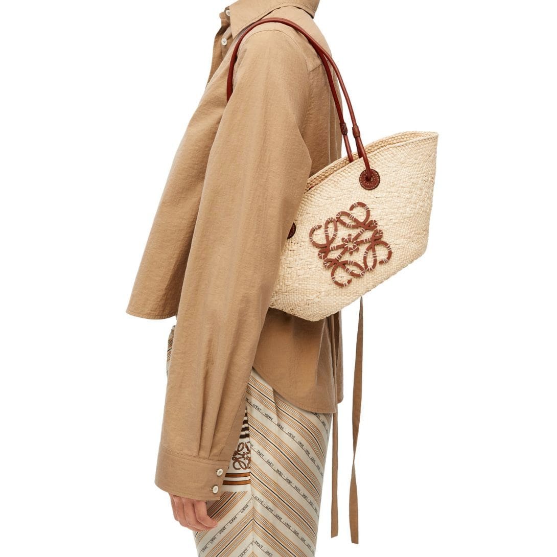 LOEWE SMALL ANAGRAM BASKET BAG IN IRACA PALM AND CALFSKIN - Image 5