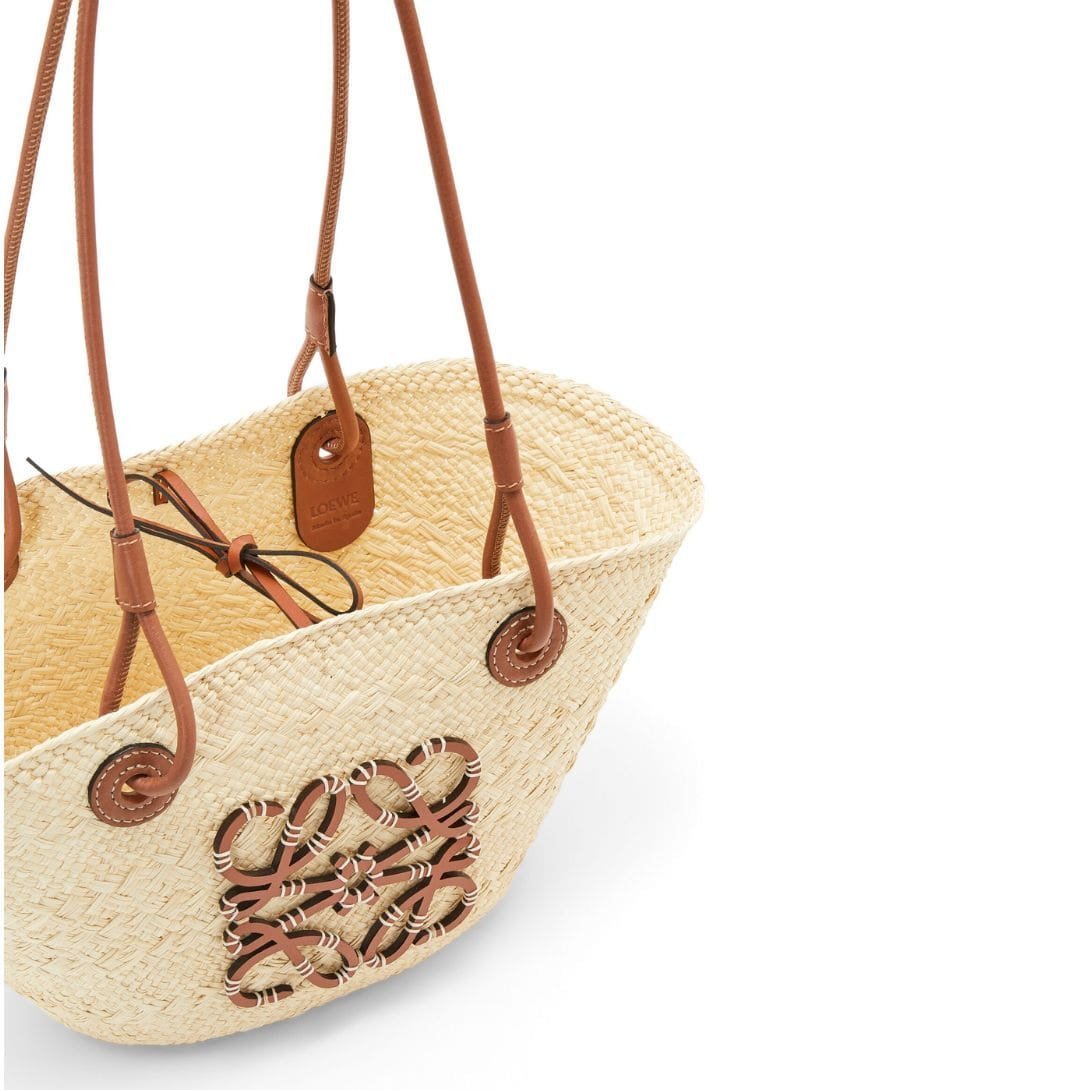 LOEWE SMALL ANAGRAM BASKET BAG IN IRACA PALM AND CALFSKIN - Image 4